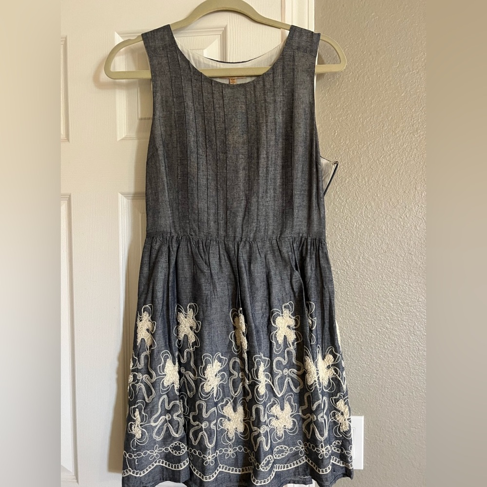 Dress with embroidered flowers